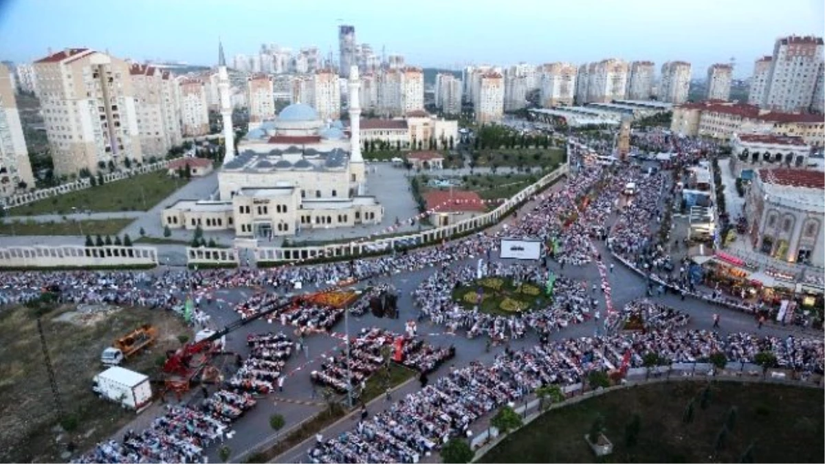 Kadir Gecesi Dolayısıyla Başakşehir\'de 20 Bin Kişilik Dev İftar Düzenlendi