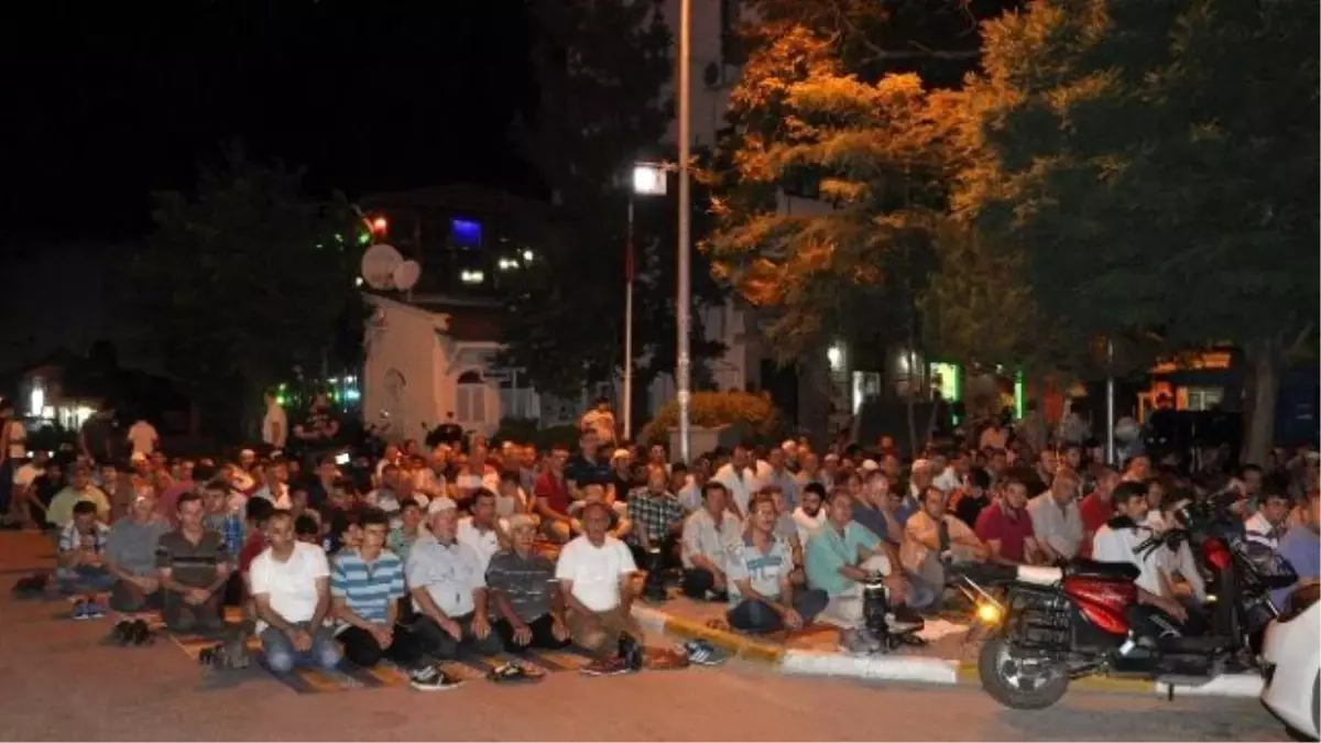 Kadir Gecesinde Vatandaşlar Camilere Sığmadı