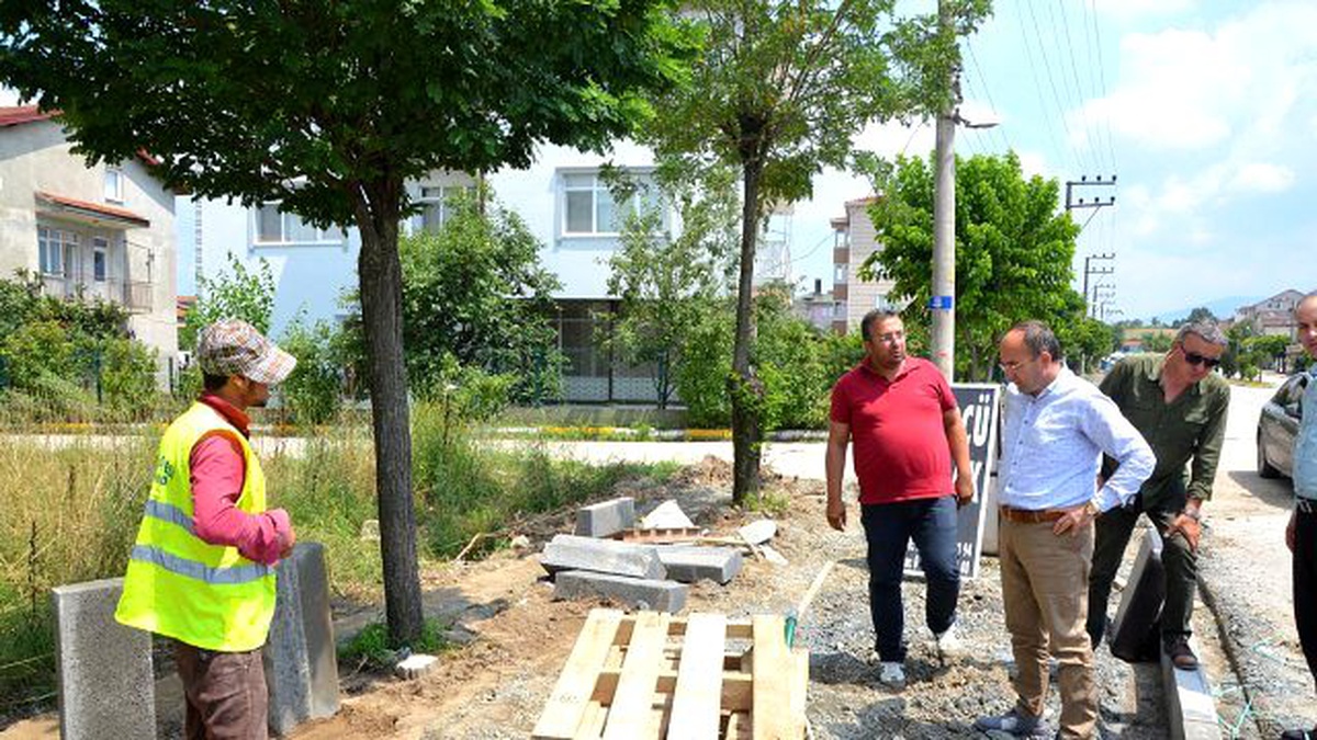 Kartepe\'nin yol ve kaldırımlarında parke çalışması