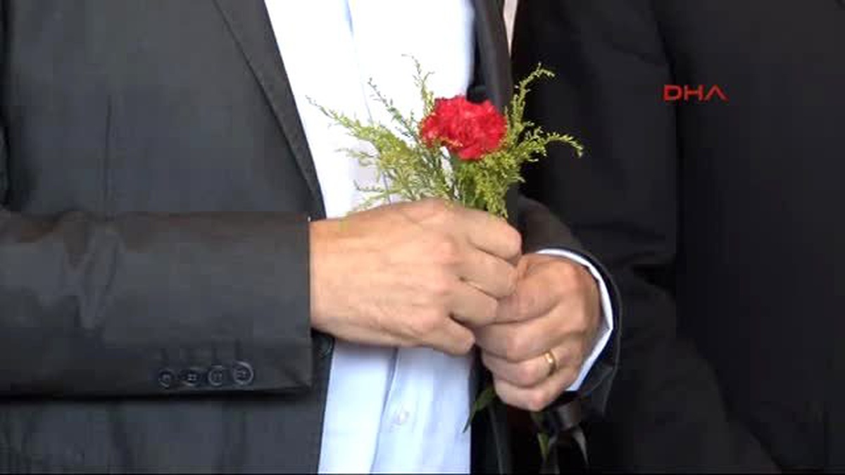 Konsoloslar Atatürk Havalimanı\'nda Patlamanın Olduğu Yere Çiçek Bıraktı