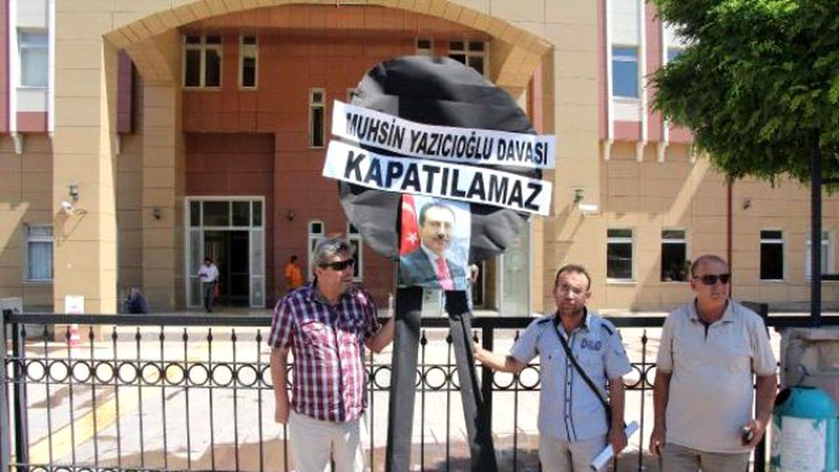 Manisa'da BBP'liler Adliye Önüne Siyah Çelenk Bıraktı