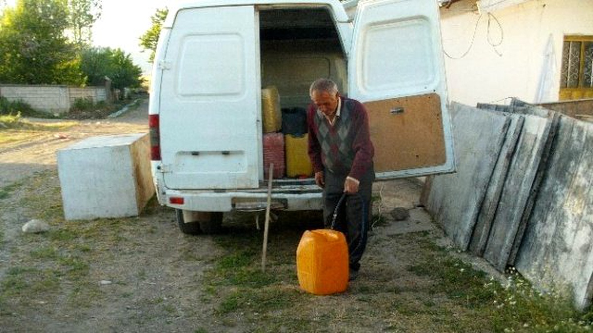 Meyve Ağaçları Kurumasın Diye Günde Üç Ton Su Taşıyor