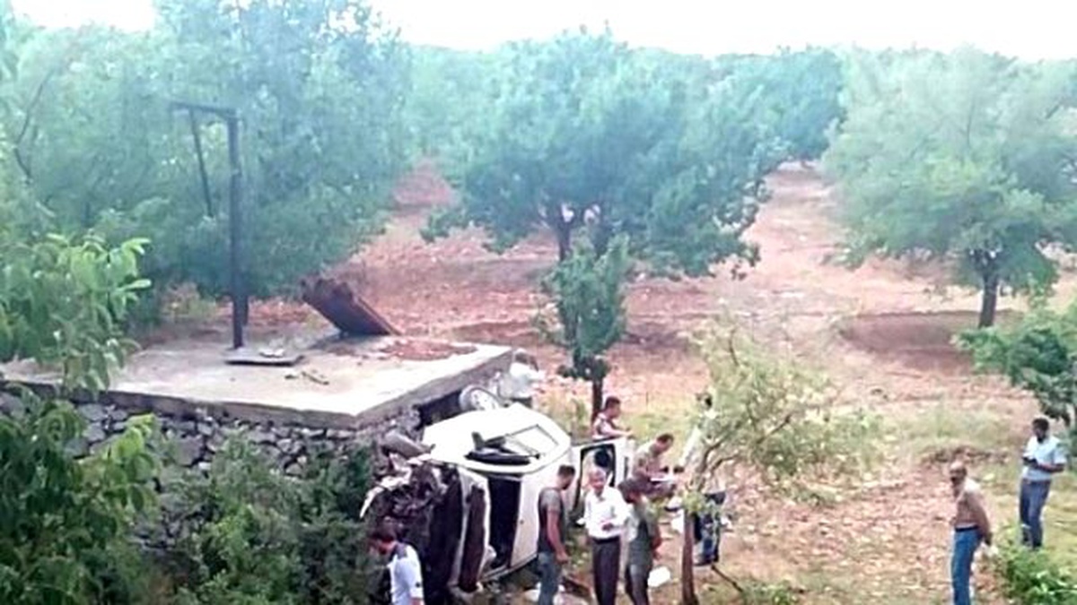 Otomobil Kayısı Bahçesine Uçtu: 3 Yaralı