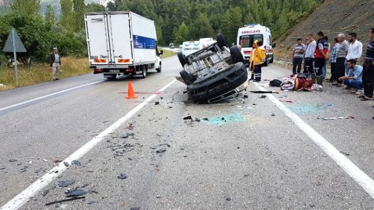 Otomobille Tır Çarpıştı: 2 Ölü