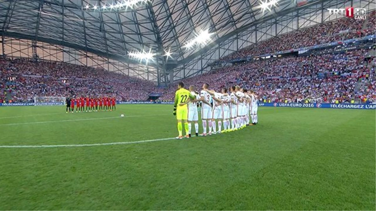 Polonya-Portekiz Maçı Öncesi İstanbul İçin Saygı Duruşunda Bulunuldu