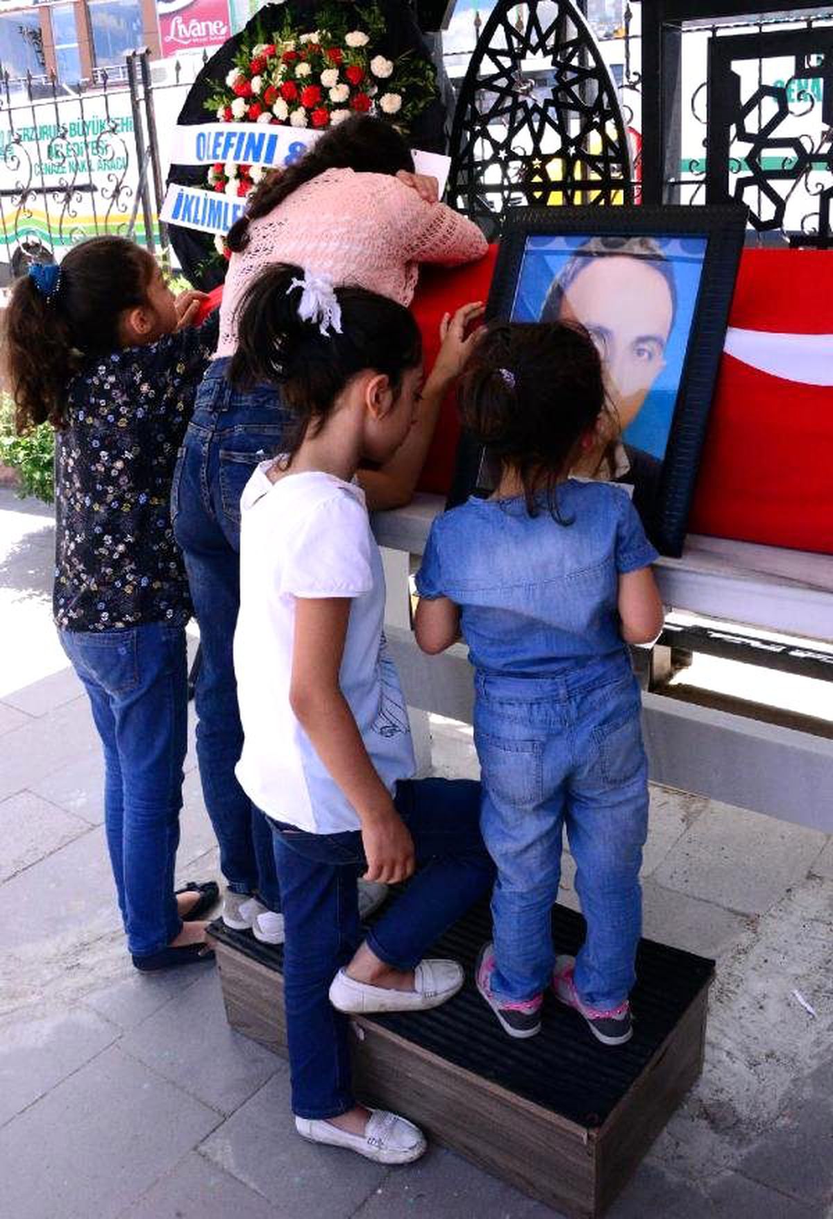 \'Prensesleri\', Terör Kurbanı Babalarını Gözyaşlarıyla Uğurladı