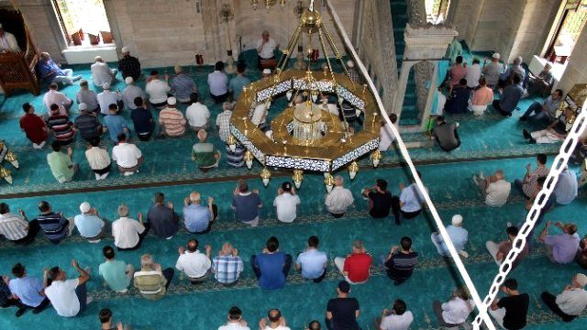 Ramazan\'ın Son Cuma\'sında Camiler Doldu Taştı