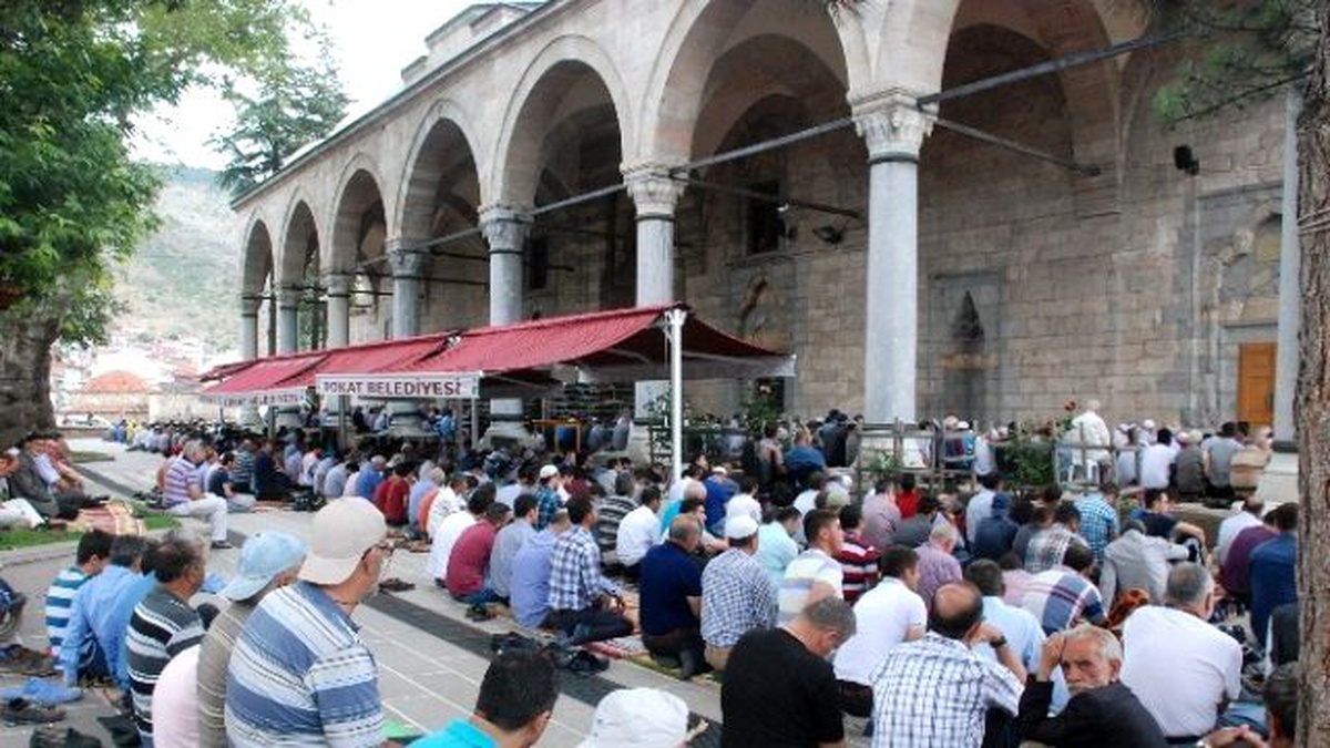 Ramazan\'ın Son Cumasında Vatandaşlar Camilere Akın Etti