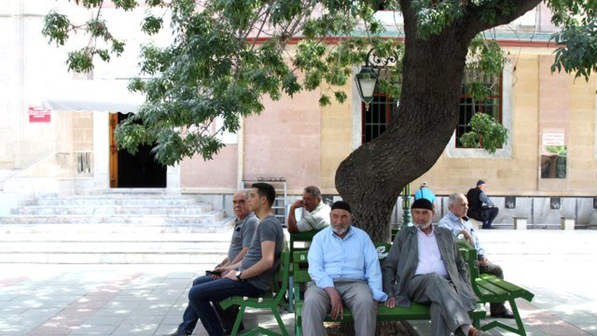 Reşadiye Camii Yeni Banklarına Kavuştu