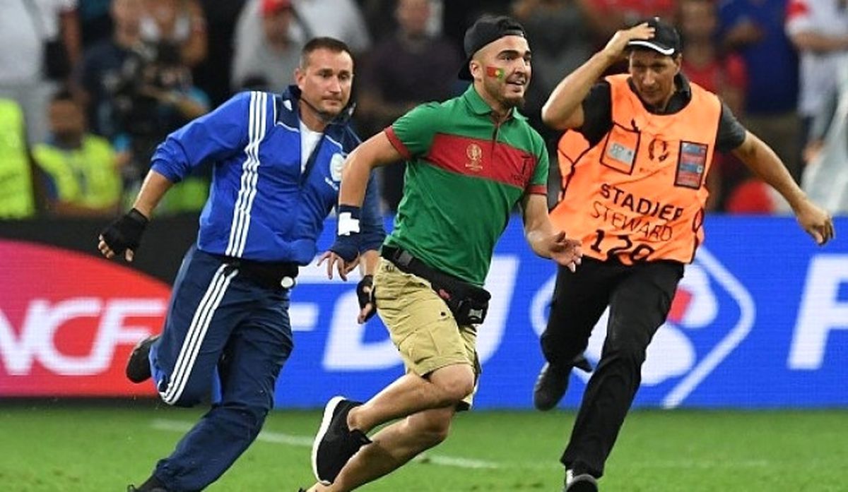 Sahaya Taraftar Girdi Oyun Durdu!