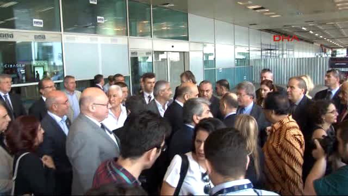 Seda Sayan Atatürk Havalimanı\'nda Ölenler İçin Karanfil Bıraktı