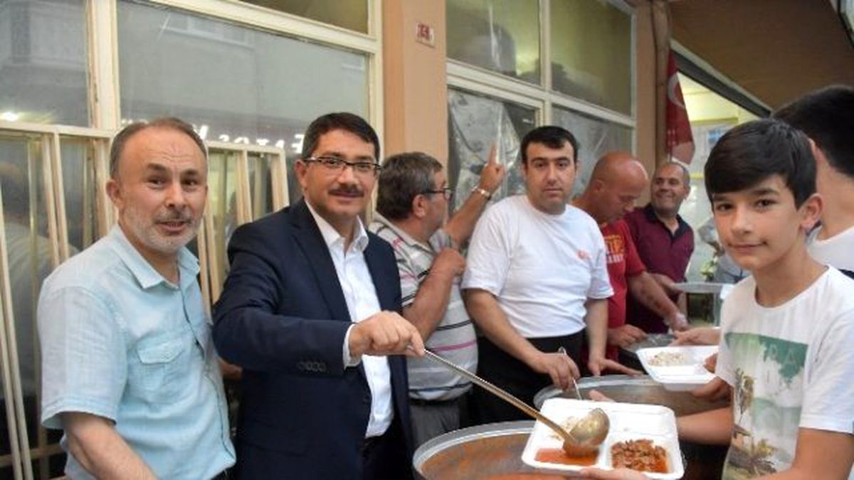 Şehzadeler Belediyesi Peker Mahallesini İftar Sofrasında Buluşturdu