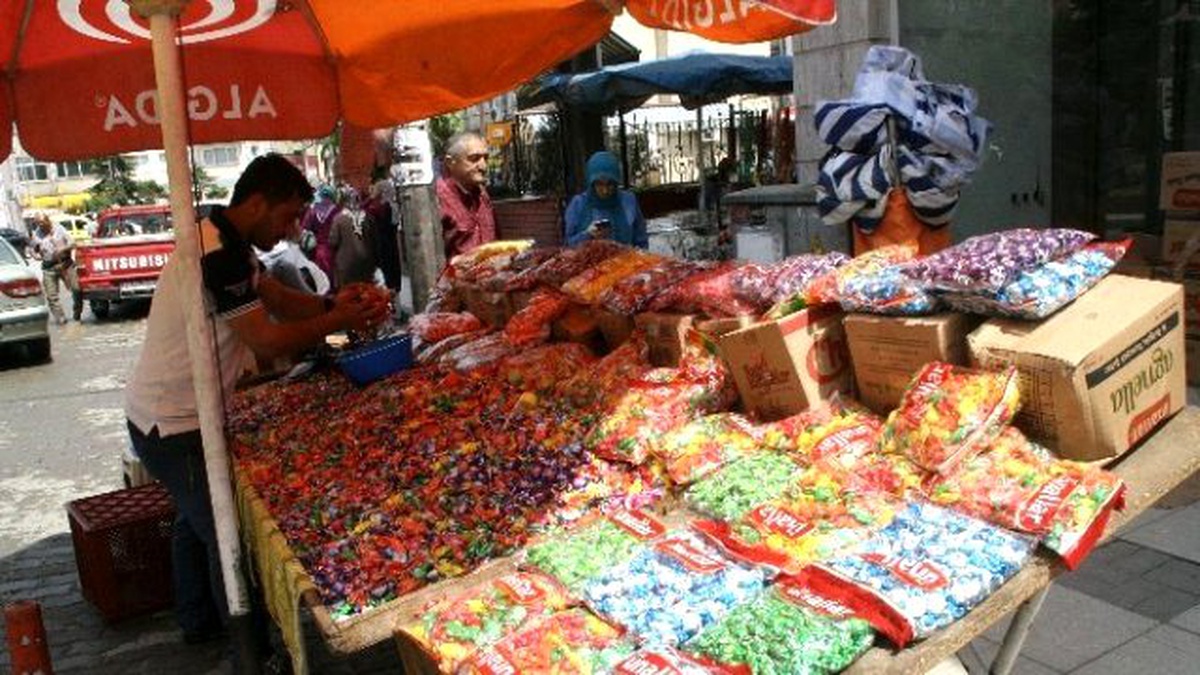 Şeker ve Tatlılar Tezgahlarda Yerini Aldı
