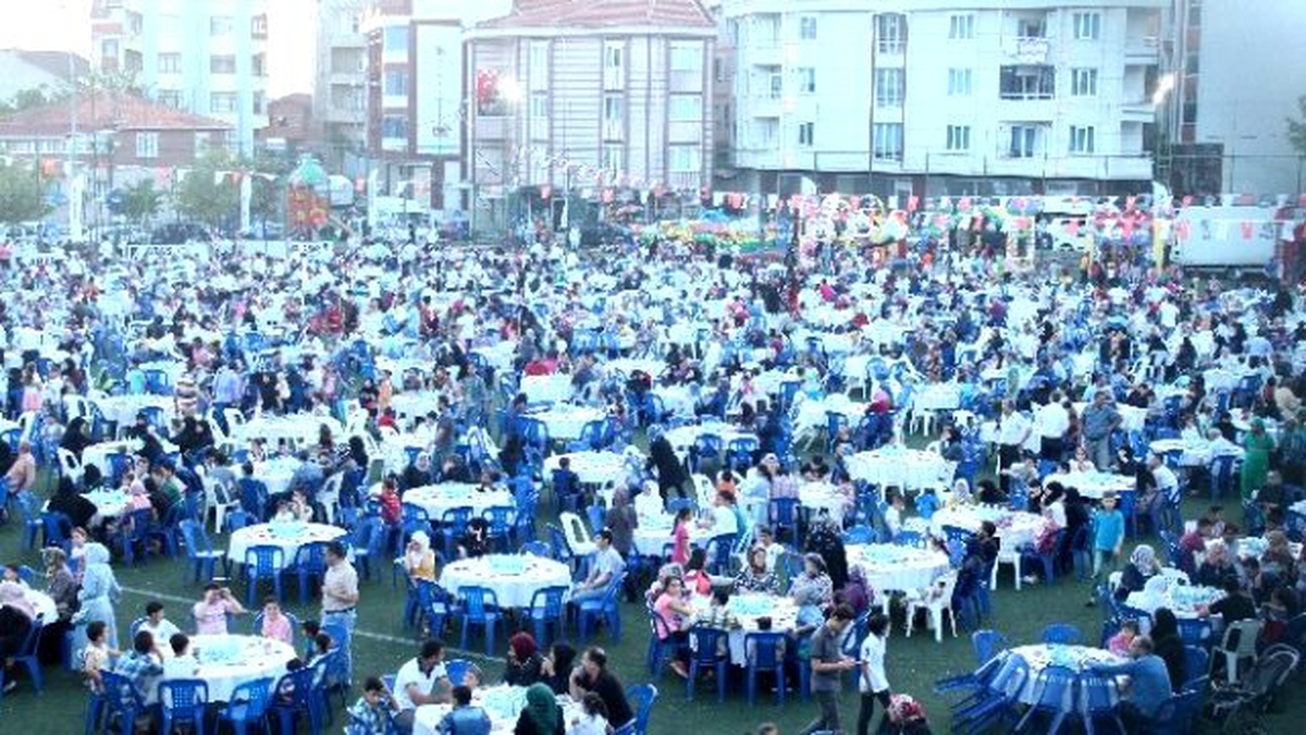 Suriyeliler ve Erzurumlular Sokak İftarında Buluştu