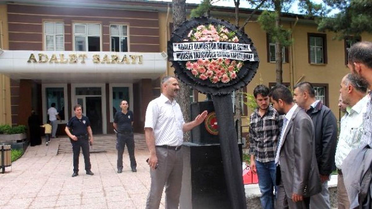 Takipsizlik Kararını Siyah Çelenkle Protesto Ettiler