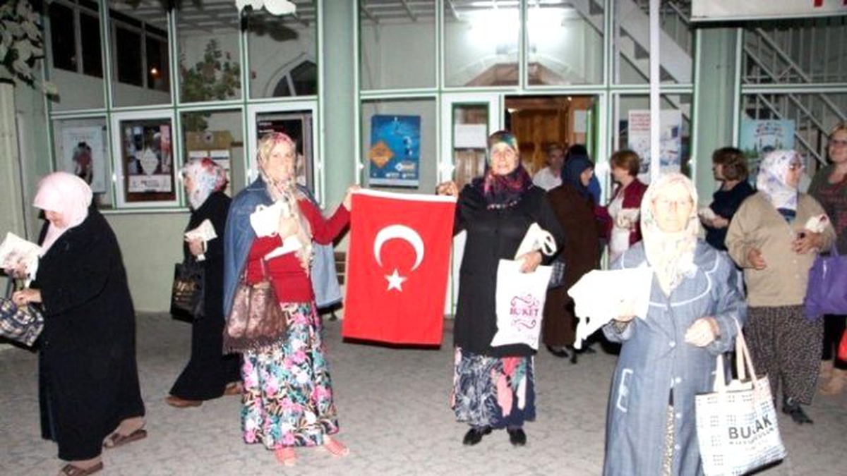 Teravih Namazı Sonrası Kadınlara Türk Bayrağı ve Kur\'an-ı Kerim