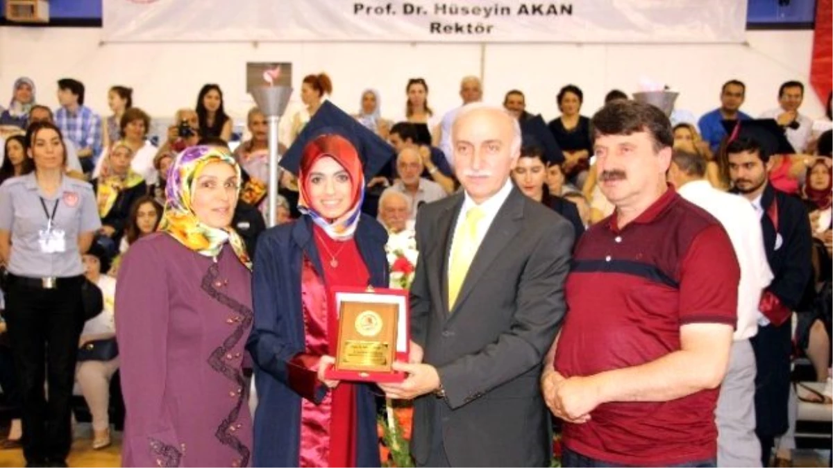 Tıp Mezunları Diplomalarını Doktor Olan Anne-babalarından Aldı