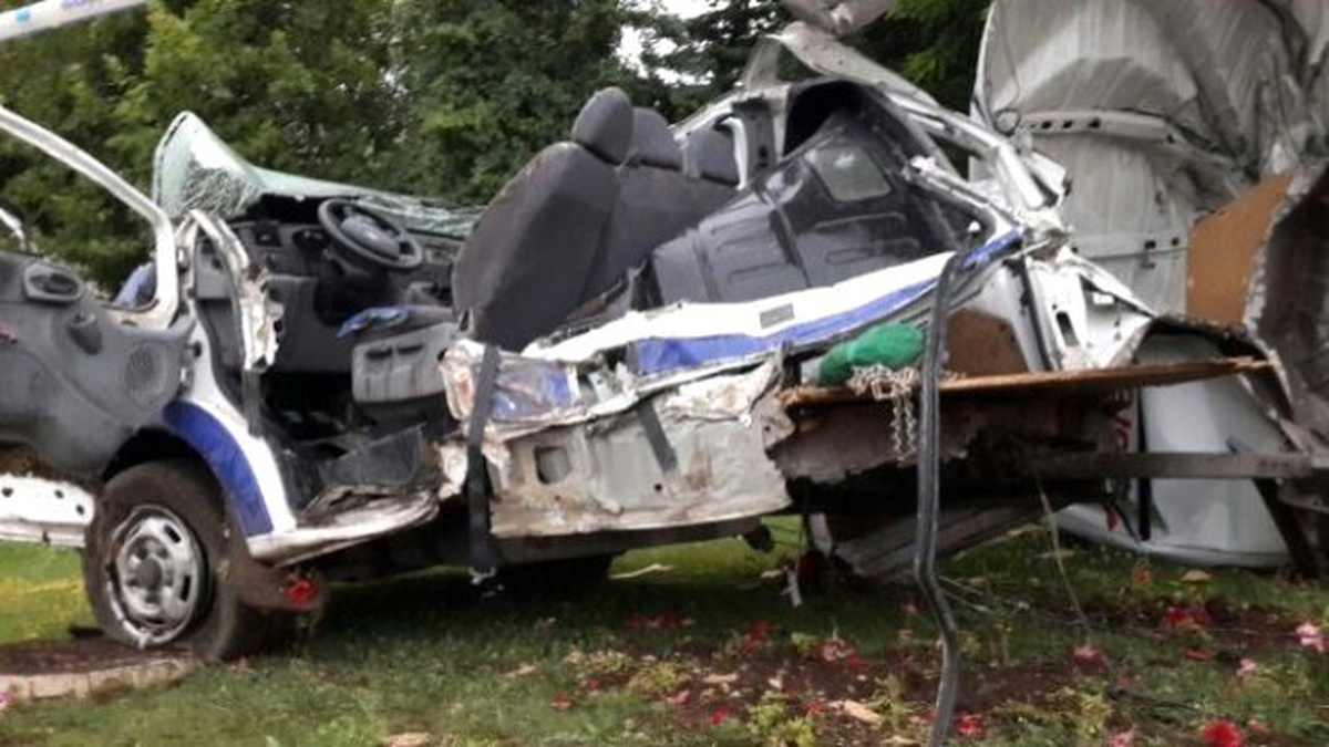 Trambüs Direğine Çarpan Minibüs Hurdaya Döndü