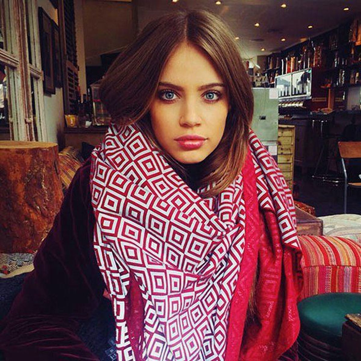 Ünlü İsimler, Magazincilerden Fular Sayesinde Kurtuluyor