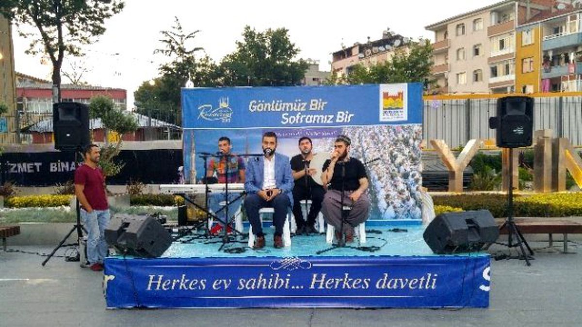 Vatandaşa Belediye Önünde İftar Yemeği