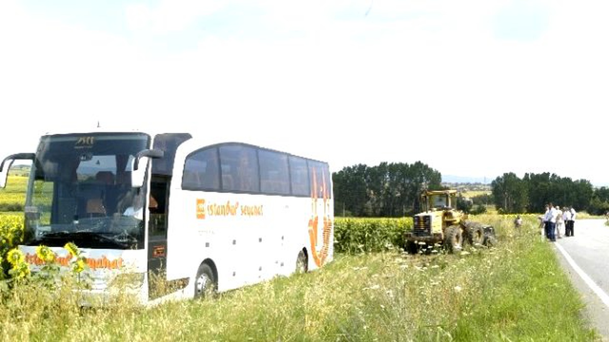 Yolcu Otobüsü Tarlaya Girdi: 5 Yaralı