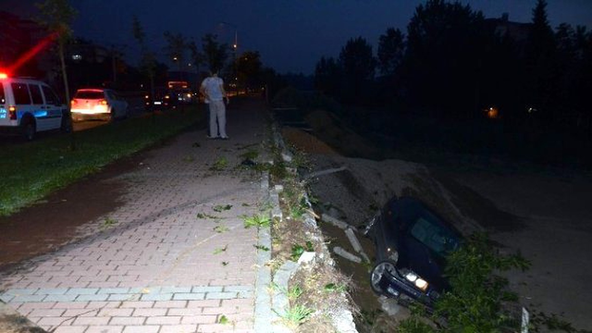 Yoldan Çıktı İstinat Duvarından Aşağıya Düştü, Sürücünün Burnu Bile Kanamadı