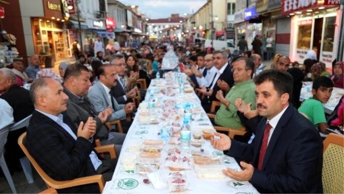 Yozgat Belediyesi Halk ile Toplu İftar Yemeklerini Sürdürüyor