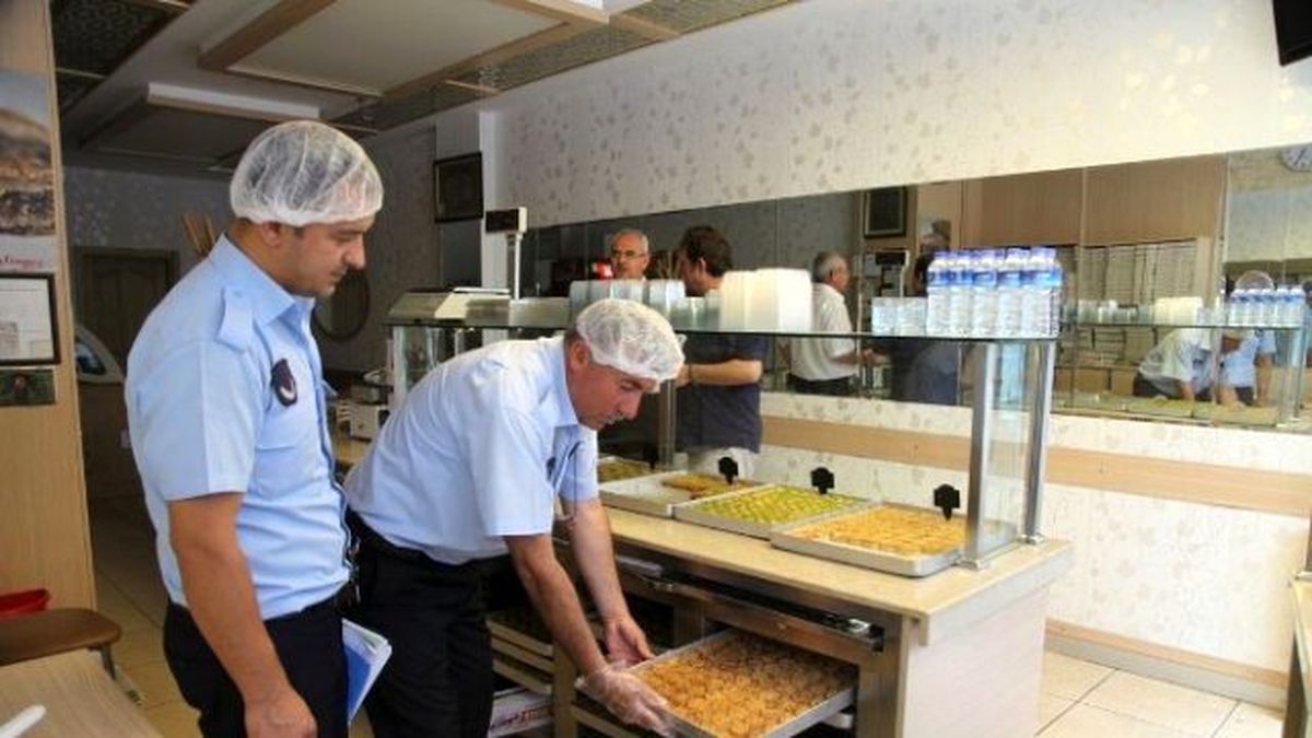 Zabıtadan Bayram Öncesi Tatlı Denetimi