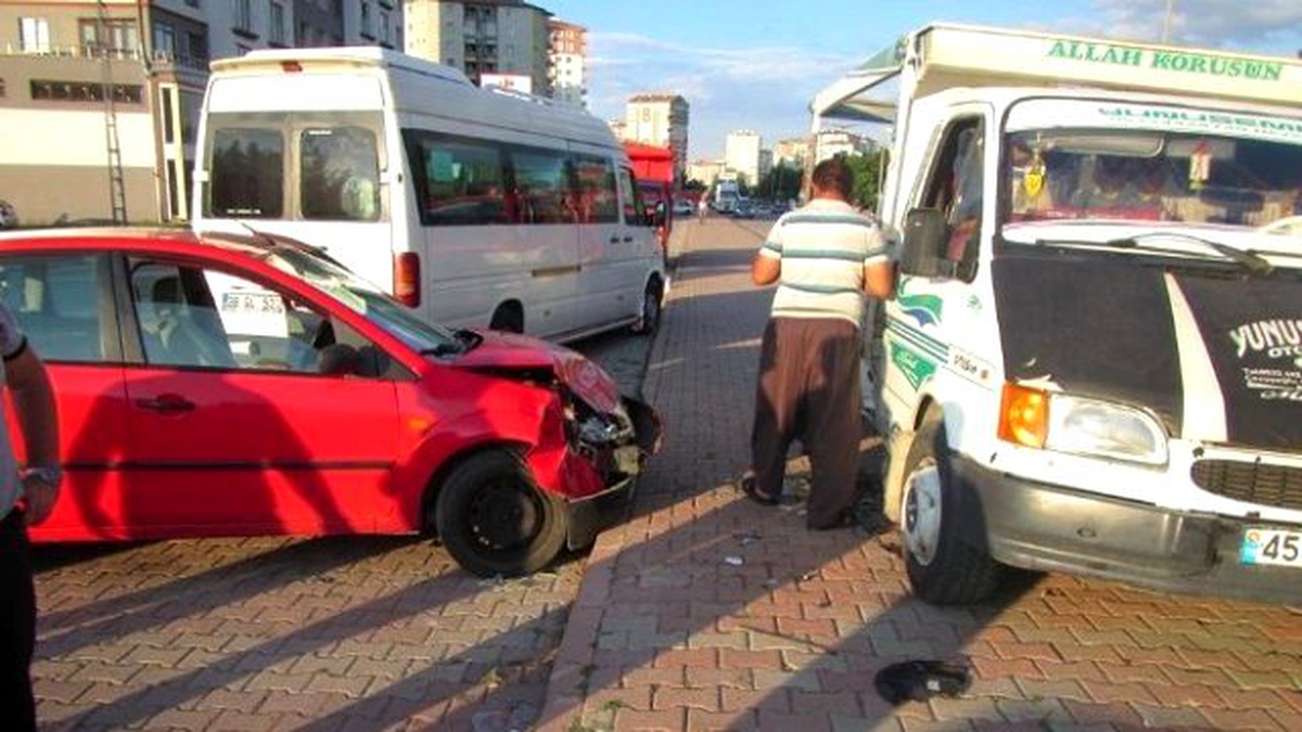 Zincirleme Trafik Kazasında 3 Araç Birbirine Girdi