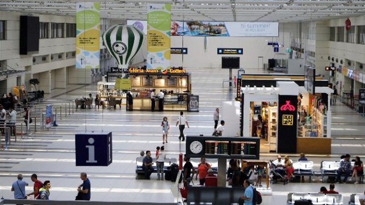 Antalya Havalimanı\'nda Rus Kaybı 1 Milyonu Geçti