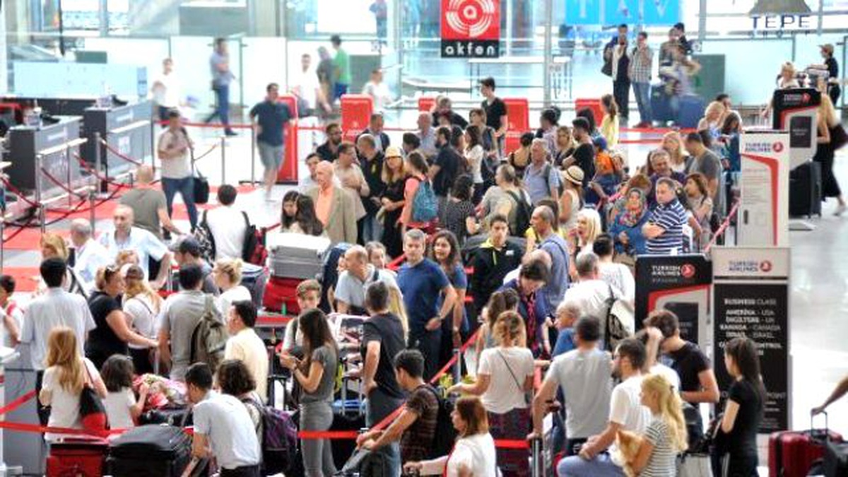 Atatürk Havalimanı\'nda Tatil Yoğunluğu