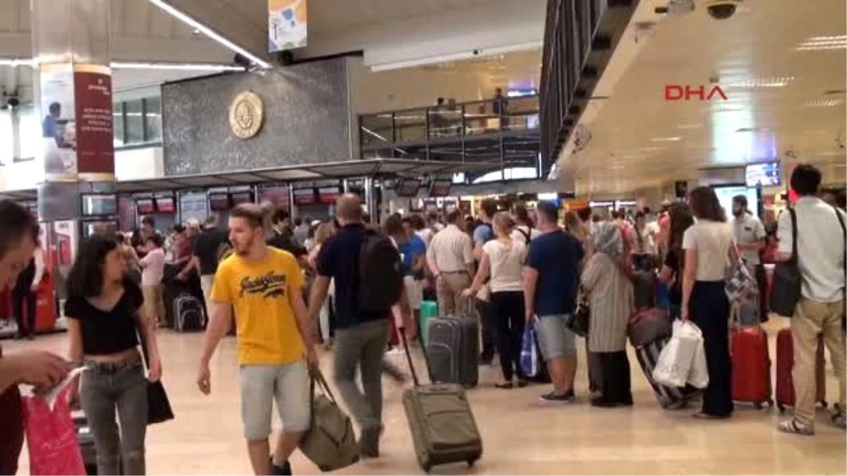 Atatürk Havalimanı\'nda Tatilci Yoğunluğu 2