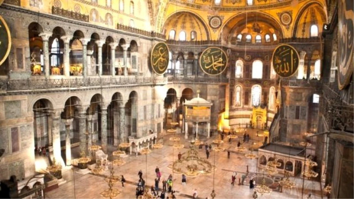 Ayasofya\'da 85 Yıl Sonra Sabah Ezanı Okundu