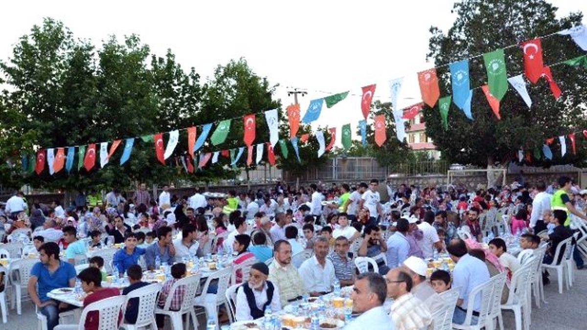 Bakan Tüfenkci, Suriyelilerle Birlikte İftarını Açtı