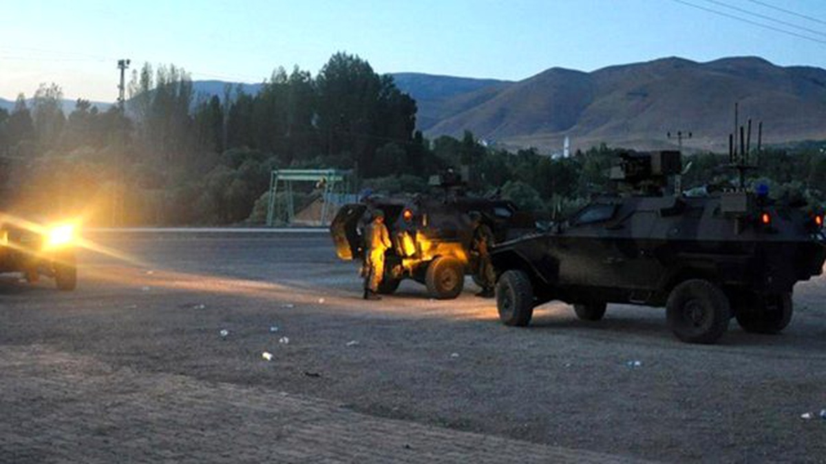 Bingöl\'de PKK\'lılarla Çatışma: 1 Uzman Çavuş Yaralı
