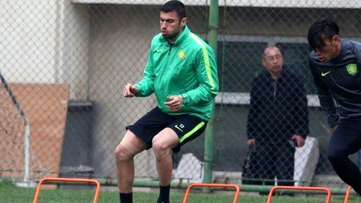 Burak Yılmaz Rakibiyle Kavga Etti