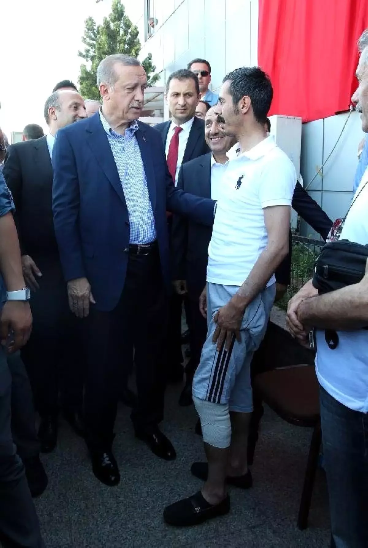 Erdoğan, Atatürk Havalimanı\'ndaki Taksicileri Ziyaret Etti