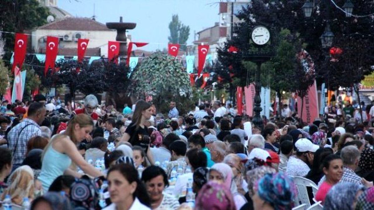 Kadir Gecesi\'nde 10 Bin Kişilik \'Edirne Sofrası\' Kuruldu