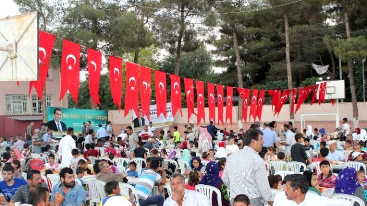 Kadir Gecesinde Yetim ve Öksüzlere İftar Yemeği