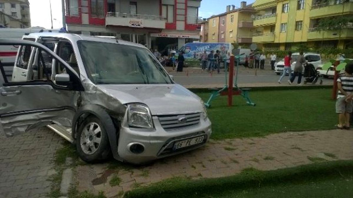 Kamyonet ile Minibüs Çarpıştı: 4 Yaralı