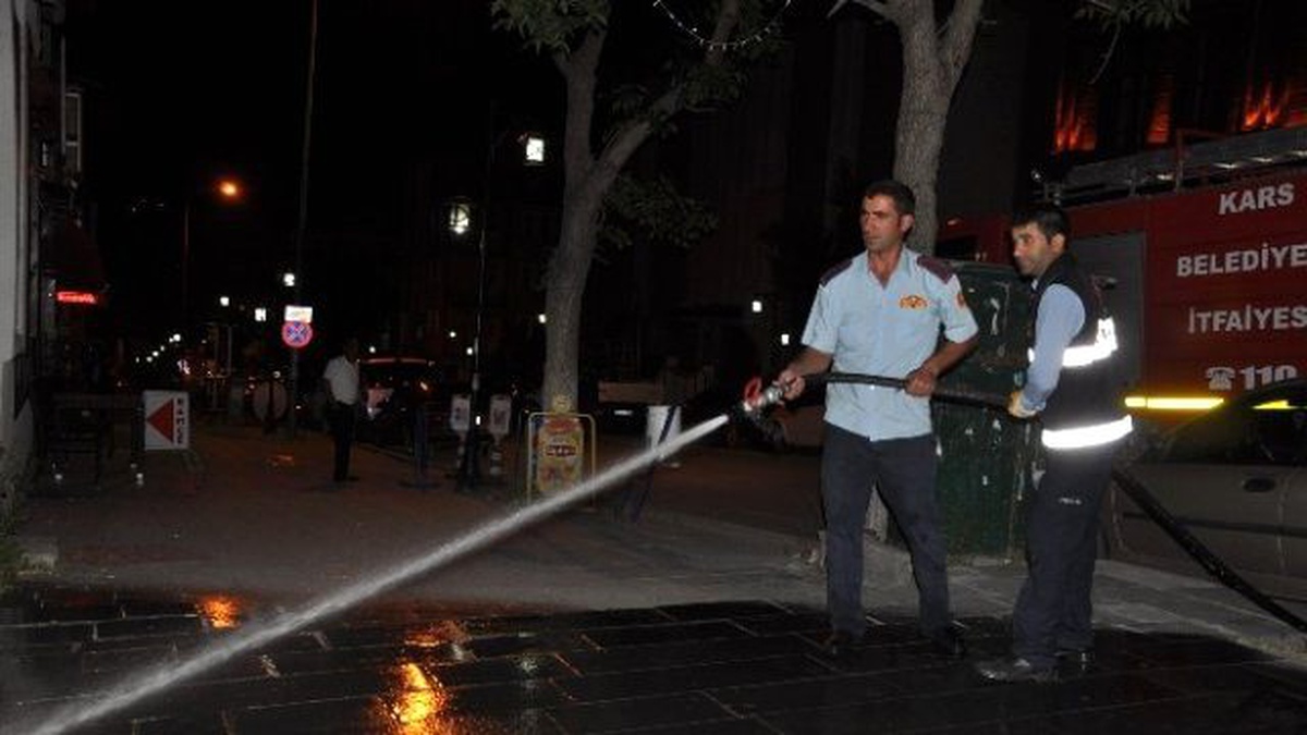 Kars Belediyesi Cadde ve Kaldırımları Yıkıyor