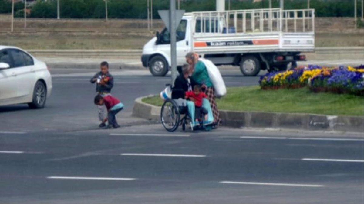 Kavşakta Dilenirken Otomobil Çarpan Suriyeli Emira Öldü