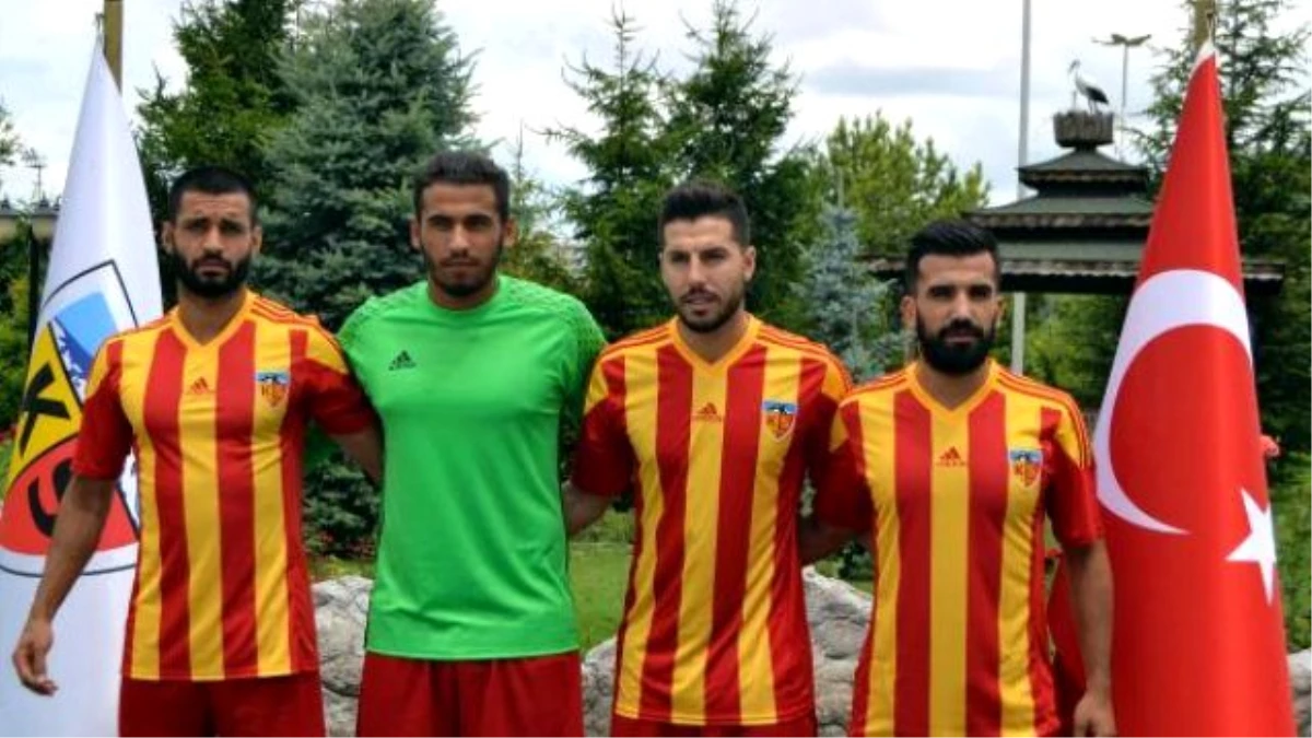 Kayserispor, 4 Genç Futbolcuyla Sözleşme İmzaladı