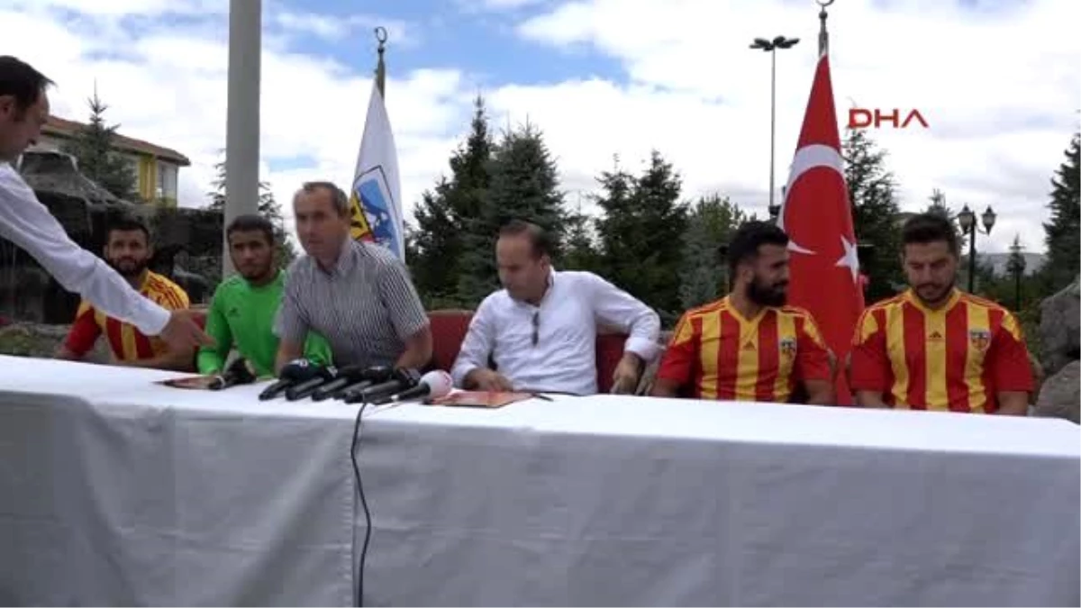 Kayserispor, 4 Genç Futbolcuyla Sözleşme İmzaladı