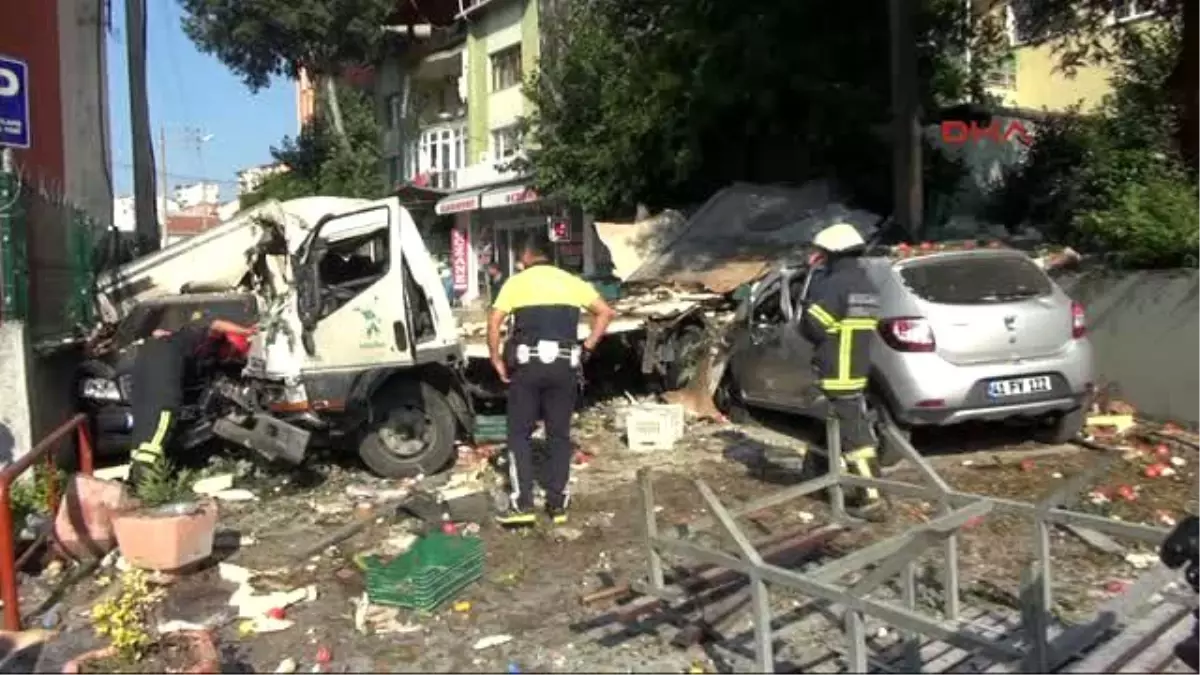 Kocaeli Freni Patlayan Kamyonet 4 Aracın Üzerine Uçtu: 1 Ölü, 1 Yaralı