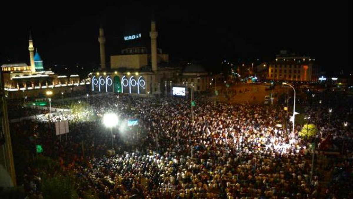 Mevlana Meydanı\'nda, Binlerce Kişi Ellerini Semaya Açtı