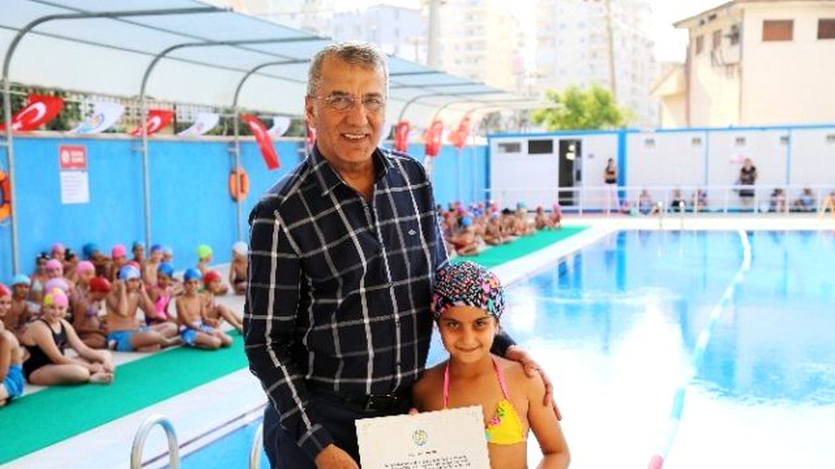 Mezitli\'de Yüzme Kursunu Tamamlayan Öğrenciler Sertifikalarını Aldı