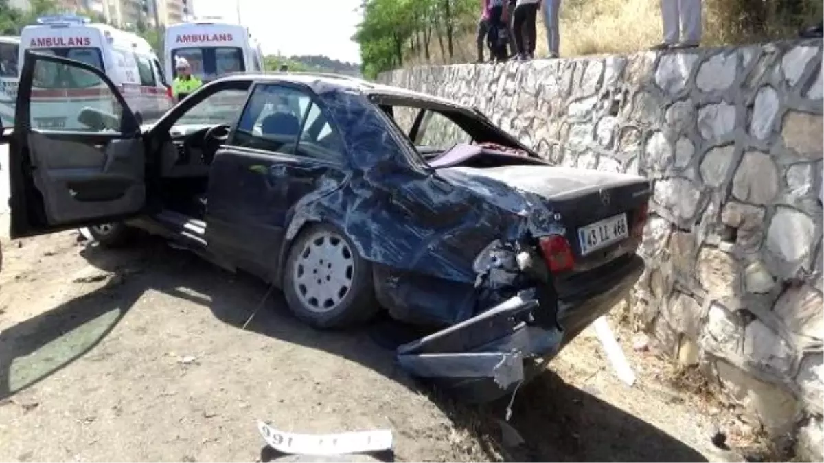 Minibüsün Sıkıştığı Otomobil İstinat Duvarına Çarptı: 4 Yaralı