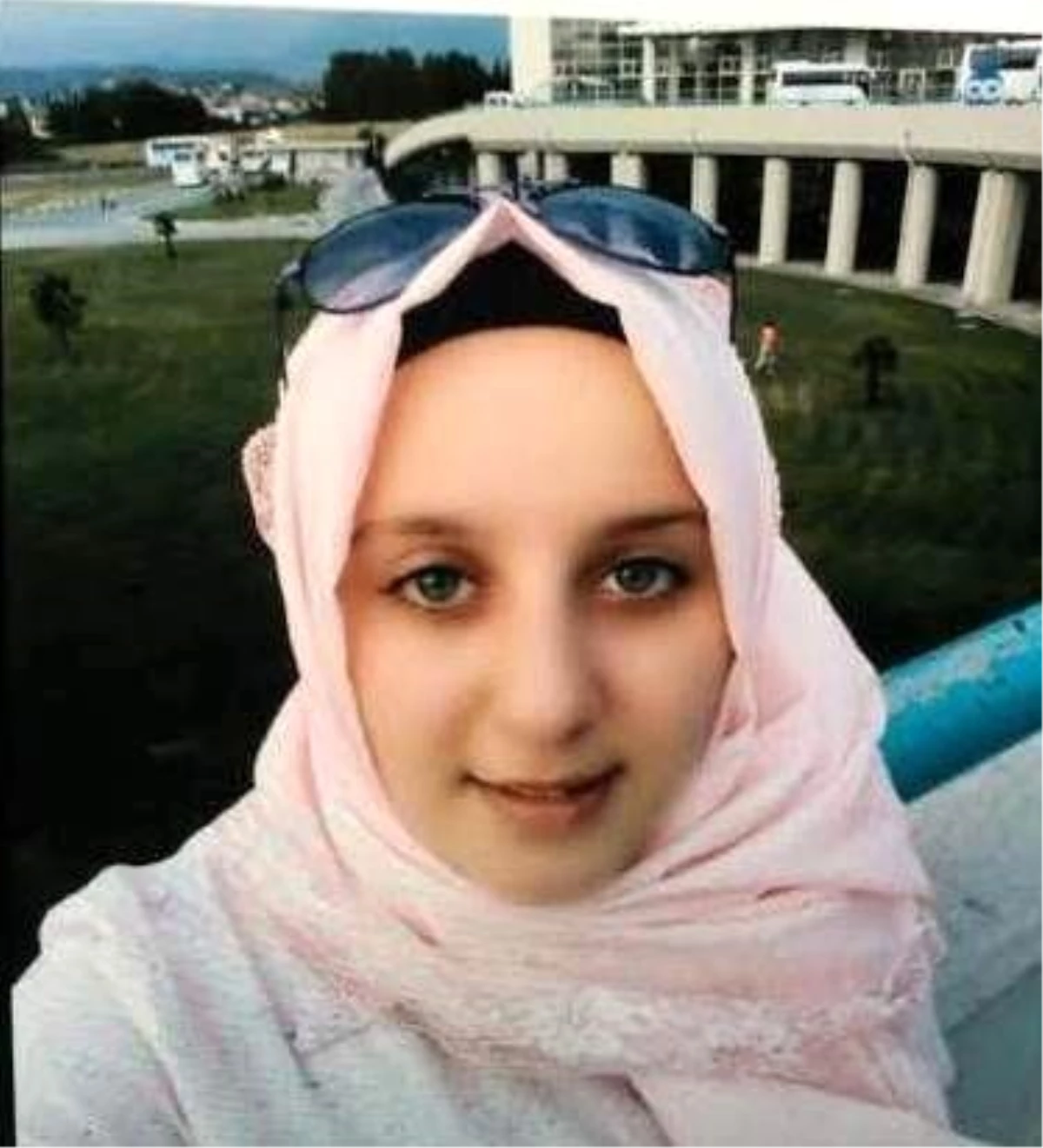 15 Yaşındaki Kız, Selfie Çekmek İsterken Başından Vuruldu