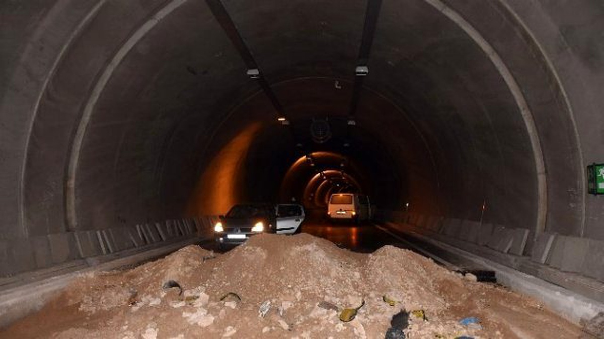 Sinop\'ta Otomobil Kapalı Tünele Girdi: 2 Yaralı